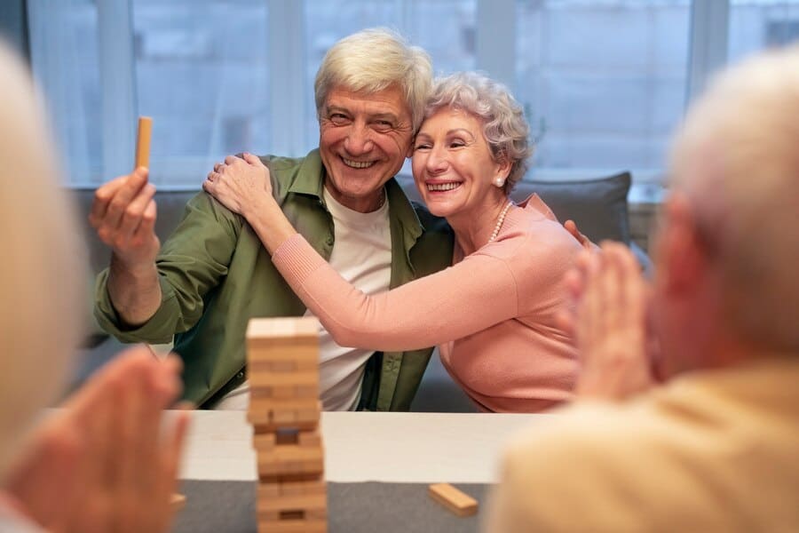 plusieurs personnes âgées jouent à des jeux ensemble